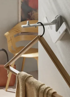 Arrow hanger, white