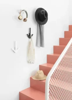 Arrow hanger, white