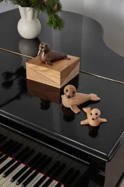 Baby seal decoration, Oak