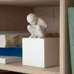 Character sculpture, The curious one