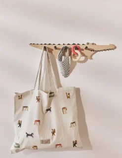 Crocodile coat hanger, Nature