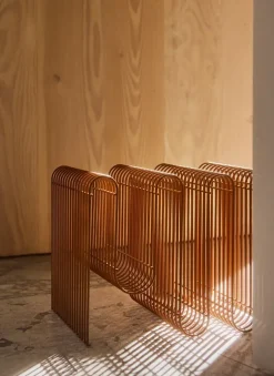 Curva newspaper stand, Amber