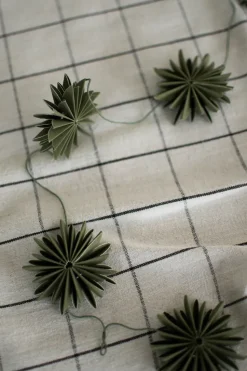 Garland flakes, Green