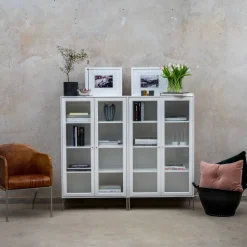 Volt display cabinet 130 cm white lacquer, Details in stainless steel